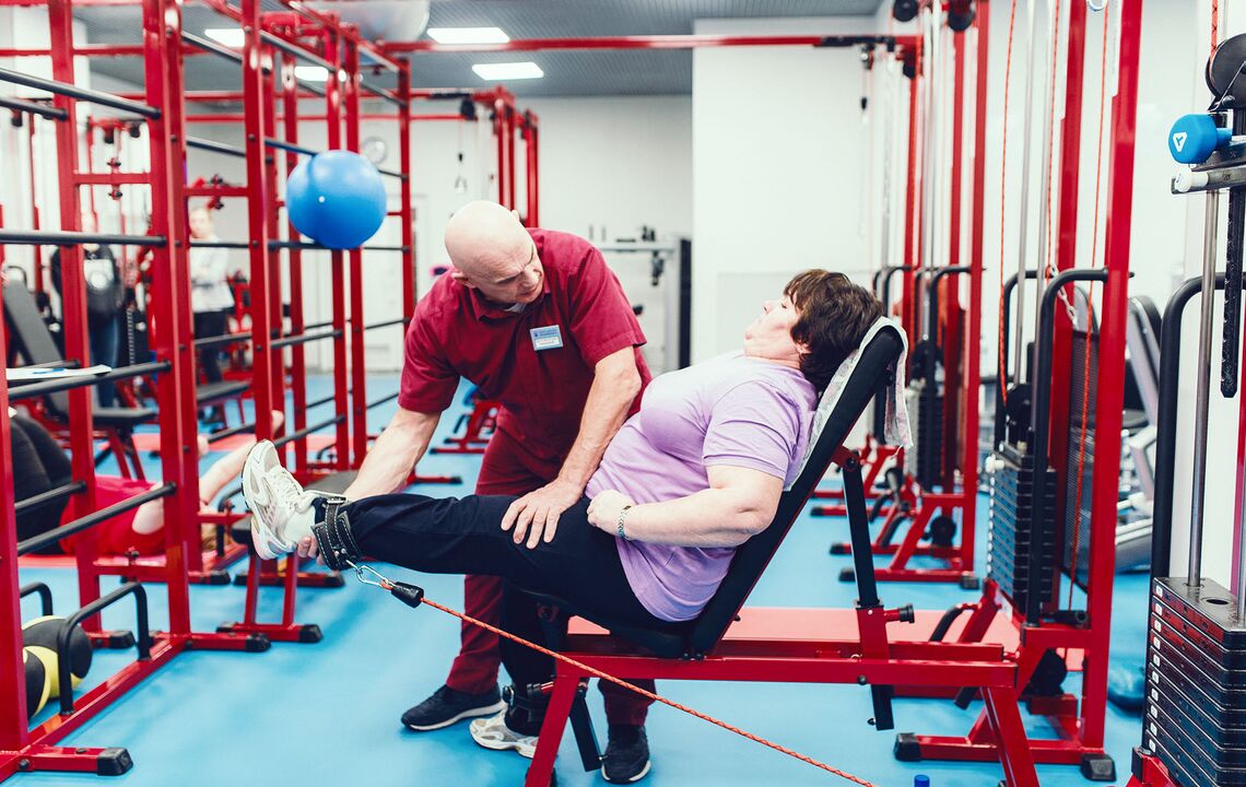 Exercises on a simulator to treat gonarthrosis
