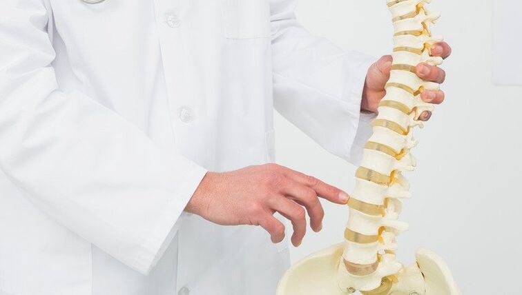 doctor presents the process of development of osteochondrosis